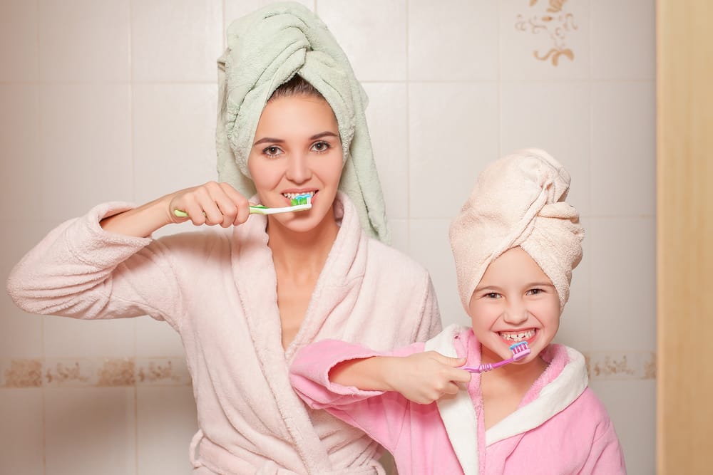 بچوں کو اپنے دانتوں کو برش کرنے کے لئے سکھاؤ