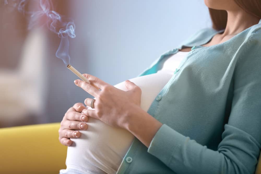 حاملہ وقت تمباکو نوشی
