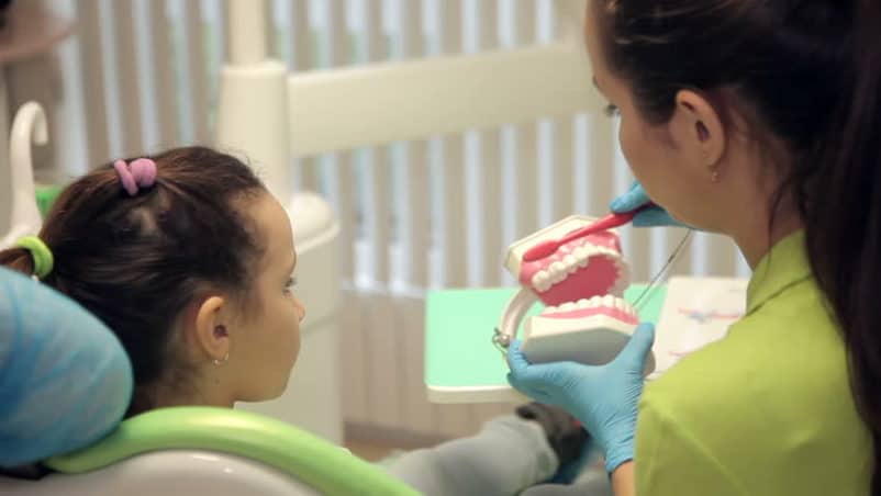 بچے کی دانتوں کا ڈاکٹر