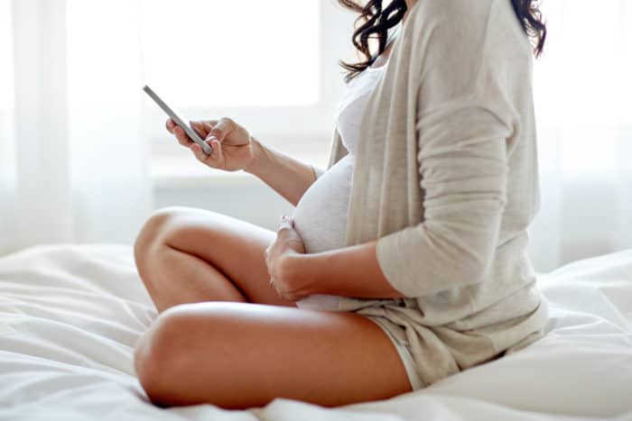 حاملہ ہونے پر سیل فونز چل رہا ہے