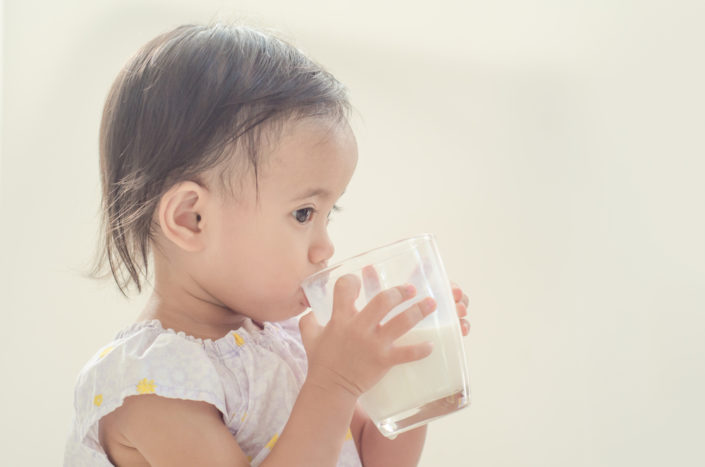 گلاس کا استعمال کرتے ہوئے دودھ پینے