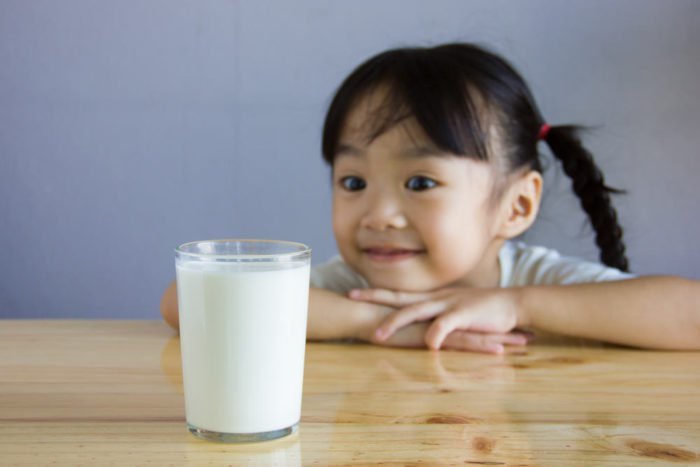 گائے دودھ میں الرجی کے ساتھ بچوں کے لئے متبادل دودھ