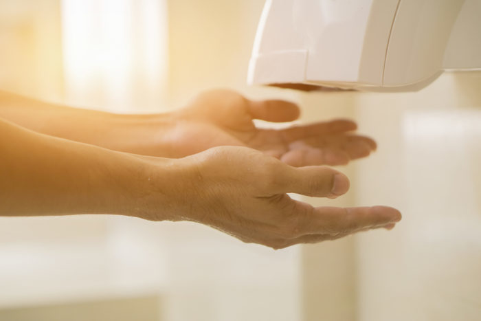 خشک کرنے والی مشین کے ساتھ ہاتھوں کو خشک کرنے والی بجائے مزید بیماریوں کو پھیلانے کے