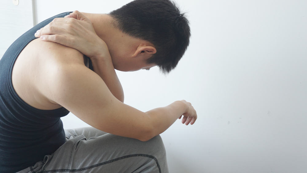 کندھے درد کا خاتمہ کرنے کے 3 طریقے